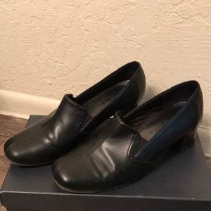 Black loafer pumps